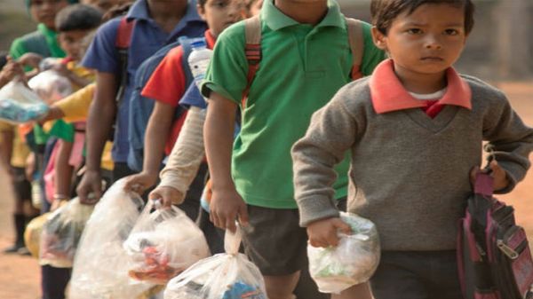 इस स्कूल में फीस के बदले बच्चों से लिया जाता है प्लास्टिक का कचरा