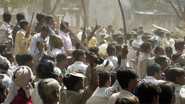 नंगी तलवारों से लैस संप्रदाय विशेष के लोगों ने लगाए नारे 'चड्ढा चड्ढी वालों को, गोली मारो सालों को'