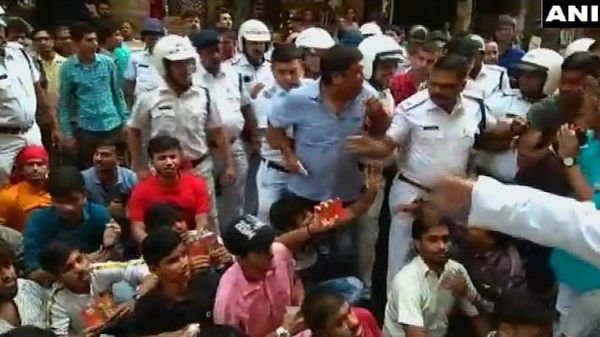 पश्चिम बंगाल में पुलिस ने किया हनुमान चालीसा पढ़ने वालों पर लाठीचार्ज