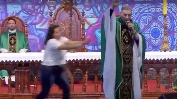 उपदेश देते पादरी को महिला ने मंच से दिया धक्का, पादरी ने कहा था ‘मोटी महिलाओं को नहीं मिलता स्वर्ग’