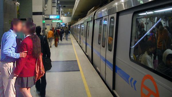 Delhi Metro में Couple द्वारा किये गए अश्लील हरकत वाला वीडियो Porn Site पर हुआ वायरल