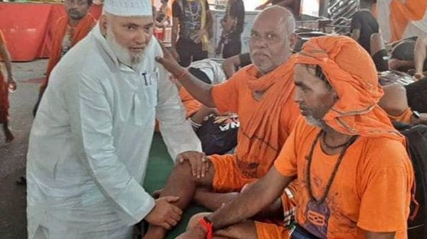 विधायक हाजी इशराक खान ने दबाये कांवड़ियों के पैर और कहा, "जय श्रीराम"