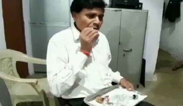 मध्य प्रदेश का एक शख्स पिछले 45 साल से अनाज के बजाय खा रहा कांच और बल्ब