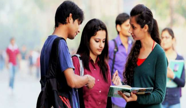 पाकिस्तानी कॉलेज में लड़के लड़की का साथ घूमना बैन, पकड़े जाने पर मिलेगी ये सजा