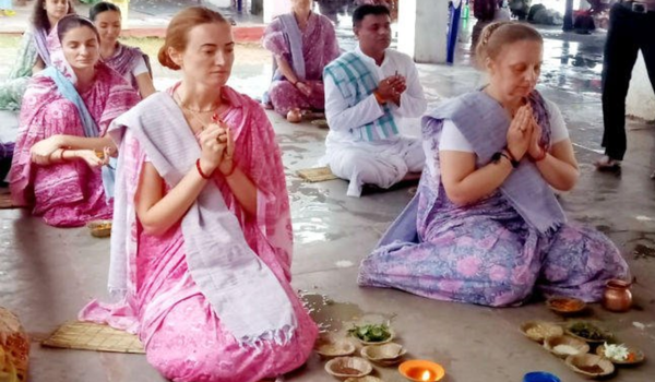 रूसी महिलाओं ने अपने पूर्वजों की आत्मा की शांति के लिए बिहार के गया में किया पिंडदान