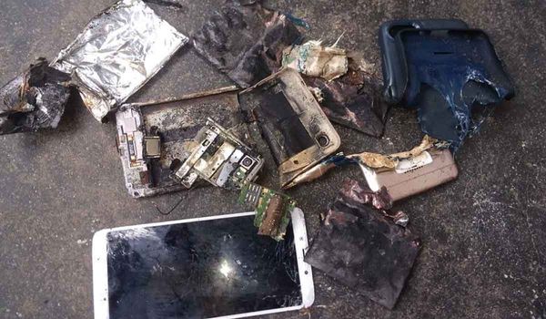 युवक की पैंट में फटा Redmi का यह फ़ोन, जेब से निकलने लगा धुआँ