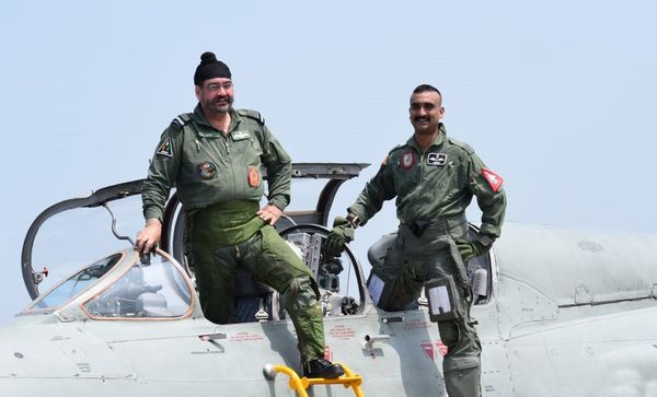 मिग-21 में एक बार फिर उड़ान भरी विंग कमांडर अभिनंदन ने, वायुसेना प्रमुख भी रहे साथ