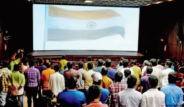थियेटर में राष्ट्रगान के दौरान बैठे थे 4 लोग, एक्टर समेत भीड़ ने जताया विरोध, कहा ‘पाकिस्तानी’