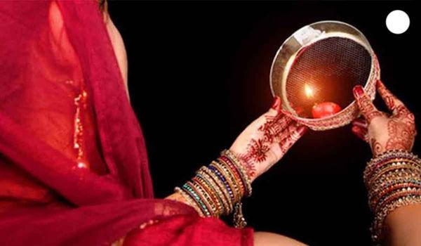 जानें सुहागन महिलाओं के पावन व्रत करवा चौथ की तिथि, शुभ मुहूर्त और पूजन विधि