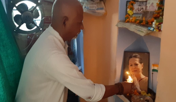 नवरात्रि में जहाँ सब दुर्गा पूजन कर रहे हैं वहीं एक काँग्रेसी सोनिया गांधी की पूजा में लीन हैं