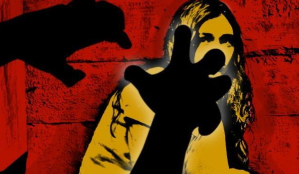 हाथ पैर बाँध कर 15 साल की अकेली नाबाल‍िग लड़की से बस में किया गया बलात्कार
