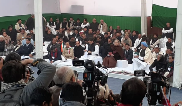 राजघाट पर CAA के खिलाफ कांग्रेस का सत्याग्रह: सोनिया, मनमोहन, राहुल और प्रियंका पहुंचे