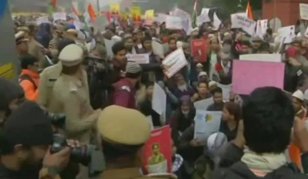 CAA के खिलाफ प्रदर्शन: दिल्ली में इंटरनेट, कॉल और एसएमएस के साथ 19 मेट्रो स्टेशन किये गए बंद