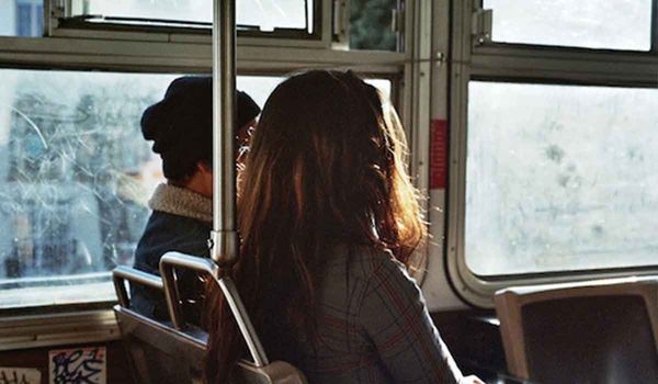 स्कूल के सामने बस में सेक्स करते कपल का वीडियो हुआ वायरल, लोगों ने मचाया हंगामा