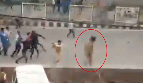 Viral Video: दिल्ली के सीलमपुर में उपद्रवियों की भीड़ ने पुलिस को दौड़ा दौड़ा कर पीटा