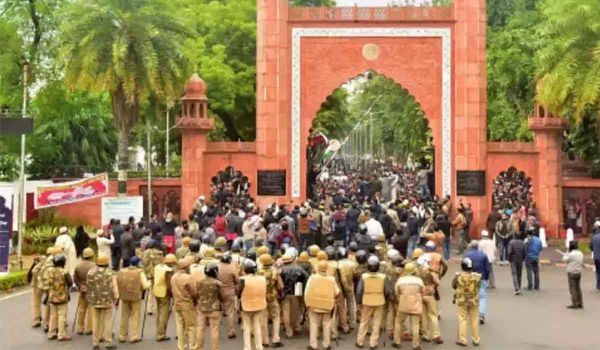 CAA पर हिंसा करने वाले AMU के 10 हजार अज्ञात छात्रों पर योगी सरकार ने लिया एक्शन