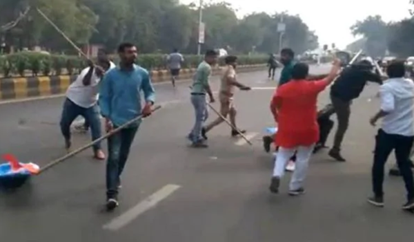 JNU की तर्ज पर अहमदाबाद में भी आपस में भिड़े ABVP-NSUI के कार्यकर्ता, हुई जमकर मारपीट