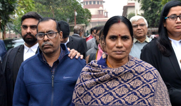 गुनहगारों की फाँसी टली, निर्भया के पिता ने केजरीवाल पर निशाना साधा, माँ ने पीएम से लगाई गुहार