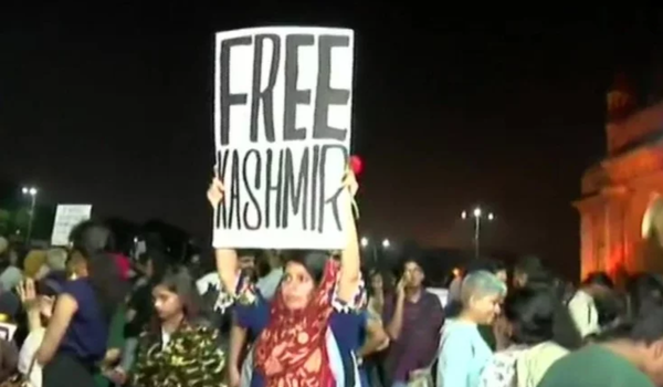 मुंबई में दिखे कश्मीर की आज़ादी से जुड़े पोस्टर पर मचा सियासी घमासान, जानें किसने क्या कहा?